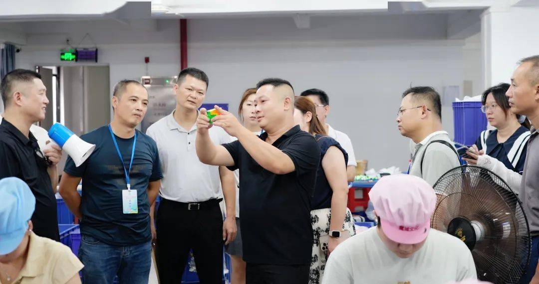 卖到全球150个国家和地区获新华社报道！新葡京娱乐2000元起家这个澄海人将魔方(图3)