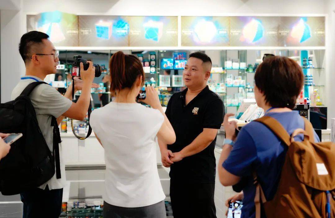 卖到全球150个国家和地区获新华社报道！新葡京娱乐2000元起家这个澄海人将魔方(图6)
